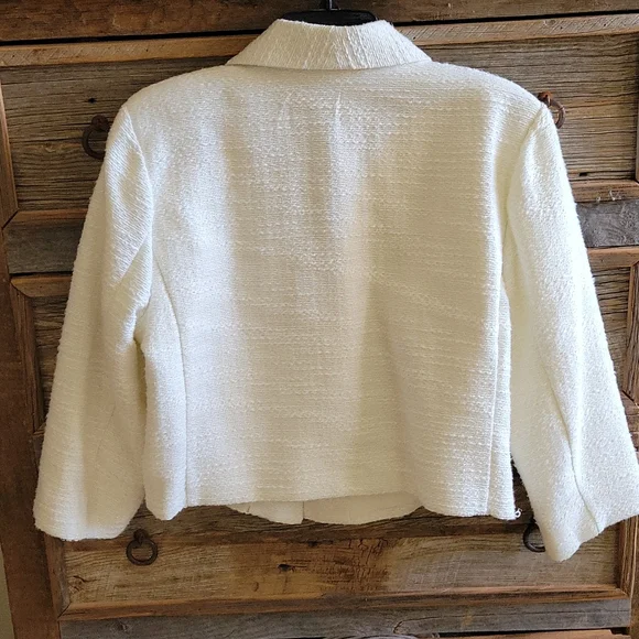 JLO Tweed jacket.  Cream with gold thread. Lapel with 2 hook/eye closure XL - Picture 2 of 7